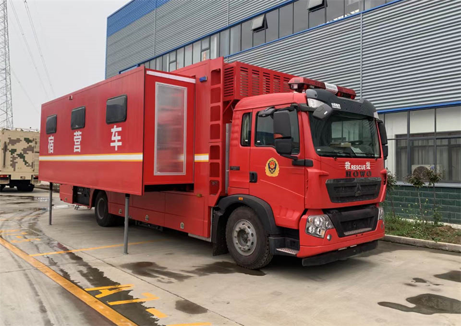 重汽豪沃28人雙拓展宿營(yíng)車